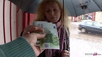 Echtes spontanes Porno Casting für Taschengeld mit blonder Dauerwellen Maus - German Amateur